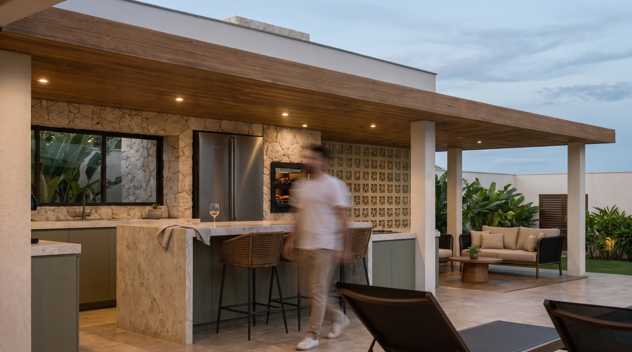 Área gourmet junto à piscina, com estrutura em madeira e concreto